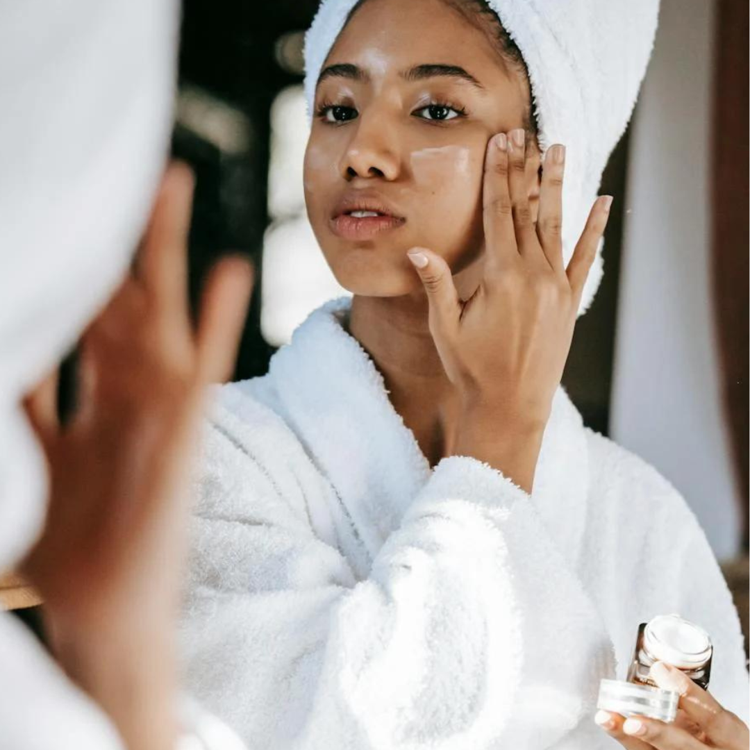 Descubre la importancia de guardar cosméticos en una nevera: Evita microbios en tu maquillaje.