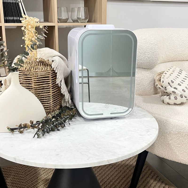 TU ALIADO DE BELLEZA : MINI NEVERA CON ESPEJO LED – 10 LITROS