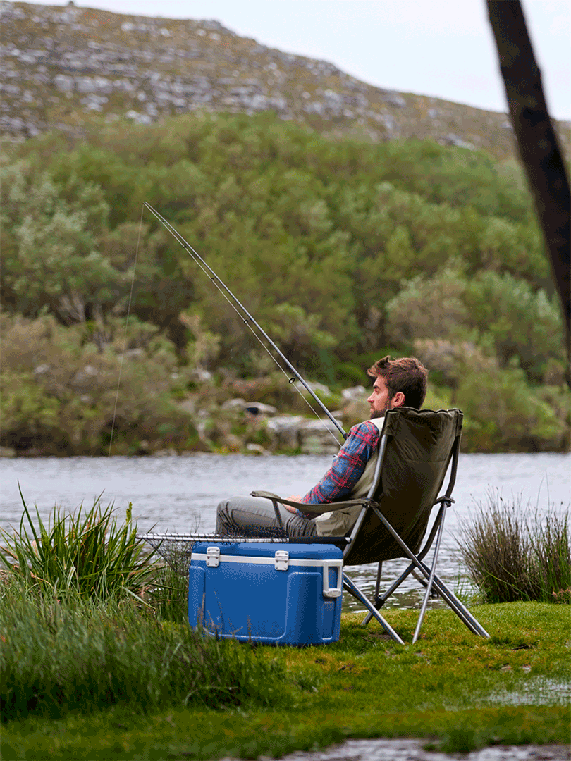 exterior nevera con persona pescando